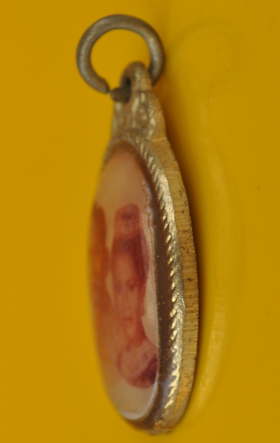 ล๊อกเกตในหลวง-พระราชินี หลังยันต์