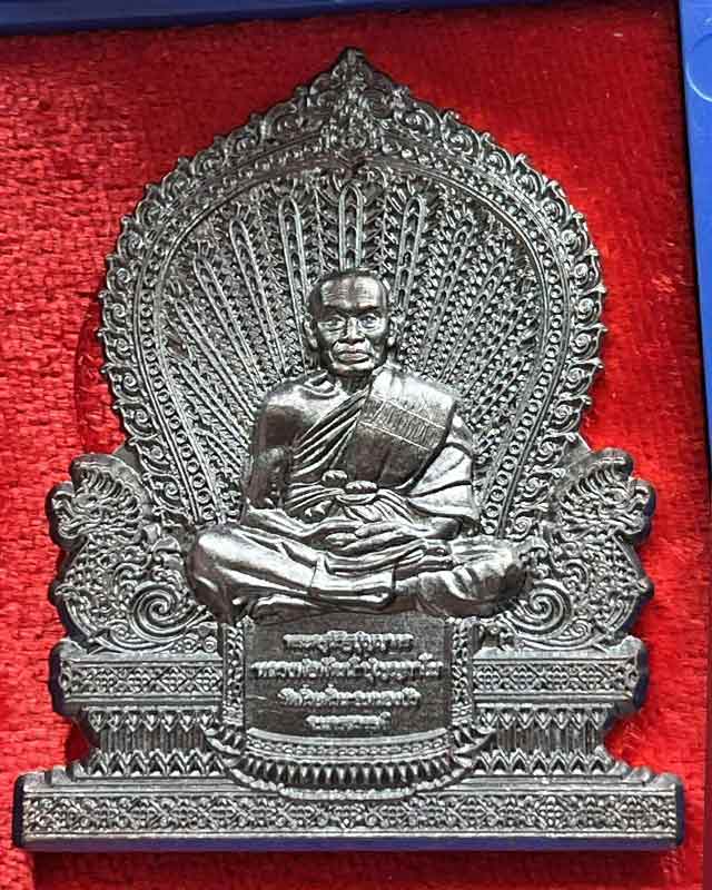 หลวงพ่อพัฒน์ ปุญฺญกาโม วัดห้วยด้วน จ.นครสวรรค์ รุ่นพัฒน์แสนล้าน 99 แววนกยูงรุ่นแรก เนื้อทองเเดงรมดำ 