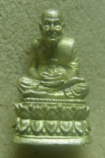 **เบาๆ**รูปหล่อหลวงปู่ทวดนั่งบัว วัดช้างให้ เนื้อทองผสม ใต้ฐานตอกโค้ด**สวยๆ เชิญชมครับ