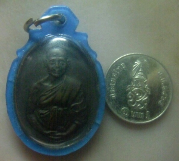 **เบาๆ**เหรียญครบ ๗ รอบ หลวงปู่นิ่ม วัดเขาน้อย จ.ประจวบคีรีขันธ์ ปี ๒๕๓๕**หลังยันต์ เลี่ยมสวยพร้อมใช
