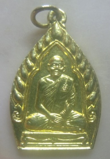 **เบา​ๆ​**เหรียญรูปเหมือนพิมพ์เจ้าสัว หลวงพ่อแพ วัดพิกุลทอง จ.สิงห์บุรี**กะไหล่ทอง หลังยันต์ สวยๆ