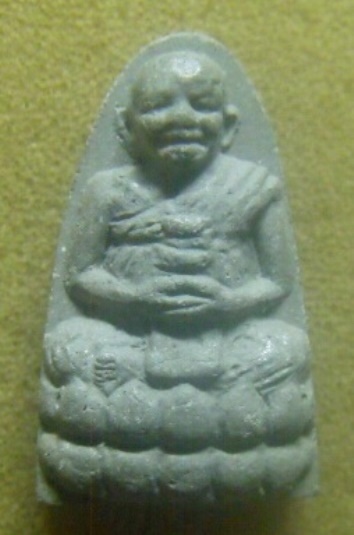 **เบาๆ**พระผงปฐวีธาตุ หลวงปู่หงษ์ พรหมปัญโญ วัดเพชรบุรี จ.สุรินทร์ รุ่นบันดาลทรัพย์ ปี ๒๕๕๓**หลังยัน