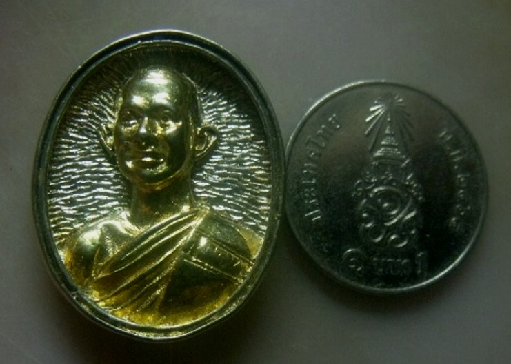 **เบาๆ**เหรียญหล่อหลวงพ่อมาลัย รุ่นยกช่อฟ้าโบสถ วัดบางหญ้าแพรก จ.สมุทรสาคร ปี๒๕๔๕**กะไหล่เงินหน้าทอง