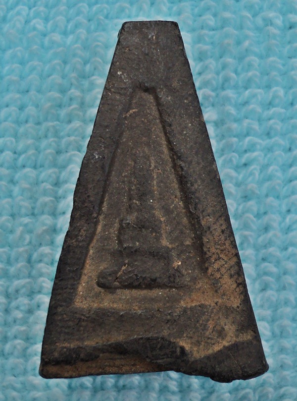 พระผงอู่ทอง จงอางศึก เนื้อดำหลังเจดีย์ (คาะเดียวแดง)