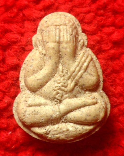 พระปิดตาเนื้อผงพิมพ์น้ำเต้า หลวงพ่อฟื้น วัดโพธิ์เผือก จ.อยุธยา หลัง ล.