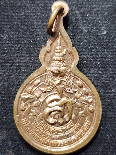 วัดดอยแม่ปั๋ง เชียงใหม่ เหรียญยืน หลวงปู่แหวน สุจิณฺโณ หลังพระนามาภิไธยย่อ ส.ก.  ปี 2523