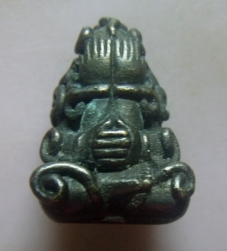 **เบา​ๆ​**พระปิดตามหาลาภ พิมพ์ยันต์ยุ่ง ใต้ฐานตอกโค้ด เนื้อทองผสม เก่าๆ ไม่ทราบที่**สวยๆ เชิญชมครับ