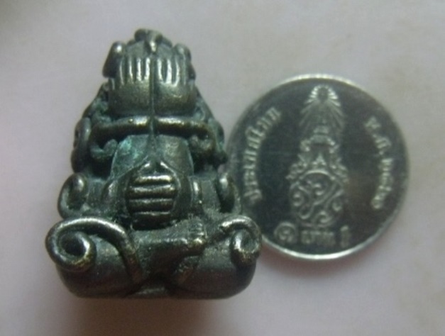 **เบา​ๆ​**พระปิดตามหาลาภ พิมพ์ยันต์ยุ่ง ใต้ฐานตอกโค้ด เนื้อทองผสม เก่าๆ ไม่ทราบที่**สวยๆ เชิญชมครับ