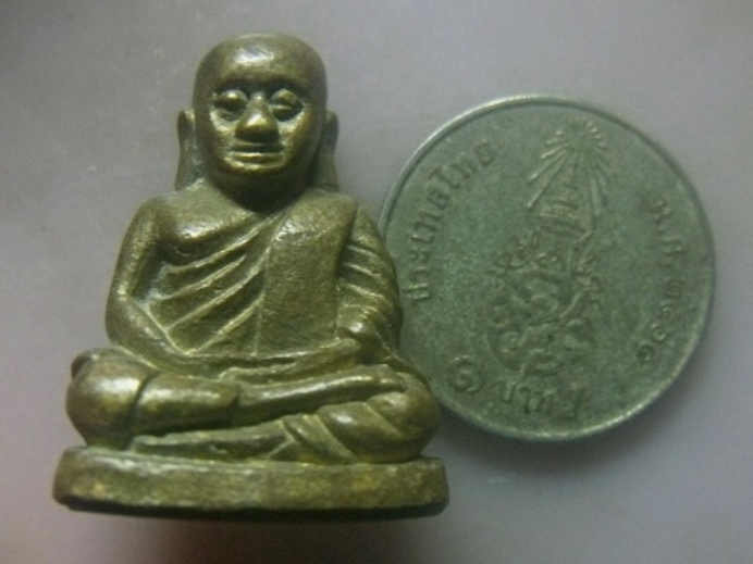 **เบา​ๆ​**รูปหล่อหลวงพ่อเงิน วัดบางคลาน เนื้อทองผสม ปี ๒๕๔๐**หลังมีโค้ด สวยๆ เชิญชมครับ