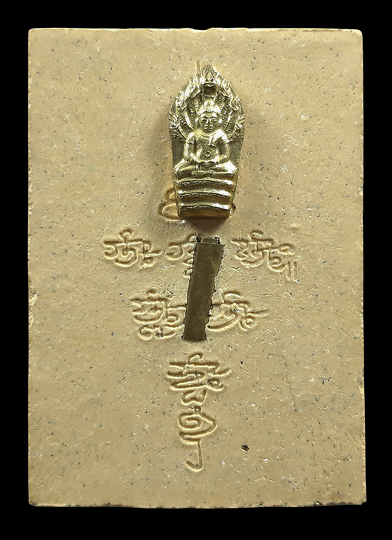 พระผงพ่อปู่ฤาษีเดินดง ครูบากฤษณะ วัดป่ามหาวัน งานไหว้ครู ปี2547 ฝังตะกรุด ติดพระปรกมะขามด้านหลัง