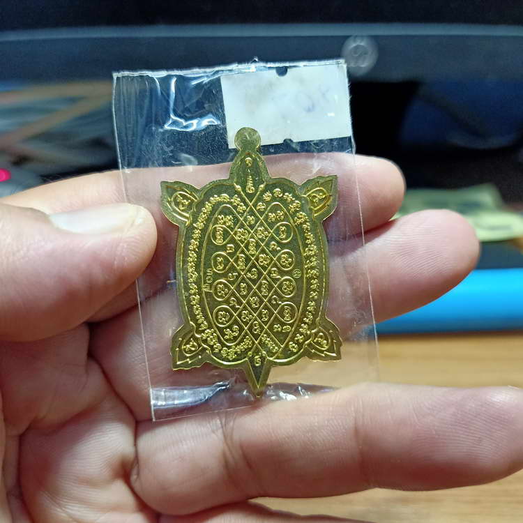 แท้-ทัน เหรียญพญาเต่าเรือน รุ่นปลดหนี้ หลวงปู่แสน วัดบ้านหนองจิก จ.ศรีสะเกษ ปี 2561 เนื้อกะไหล่ทอง