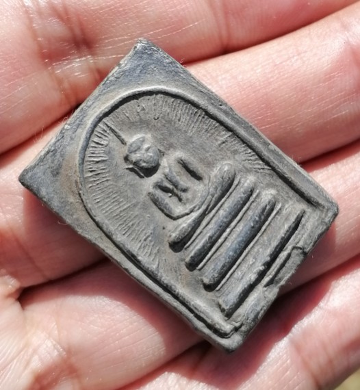 พระสมเด็จพิมพ์ประธานข้างรัศมี​ หลังยันต์นะโมพุทธายะ​ เนื้อผงใบลาน​ หลวงพ่อกวย​ ปี​ 2513​ เคาะเดียว  