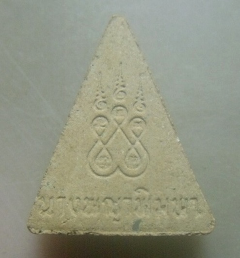 **เบาๆ**พระนางพญาพิมพา รุ่นวาจาสิทธิ์ หลวงปู่พิมพา วัดหนองตางู จ.นครสวรรค์ ปี ๒๕๓๕**หลังยันต์ สวยๆ