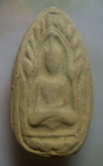 **เบา​ๆ​**พระขุนแผนไข่ผ่าซีก เนื้อดิน สวยๆ เก่า เนื้อจัด ไม่ทราบที่**เชิญชมครับ