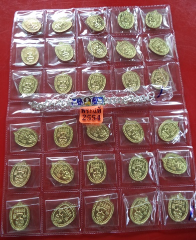 ชุดกฐินพระราชทาน 1 ชุด เลสเงินลงยา3บาท-เหรียญทองฝาบาตร 30เหรียญ หลวงพ่อรวย วัดตะโก