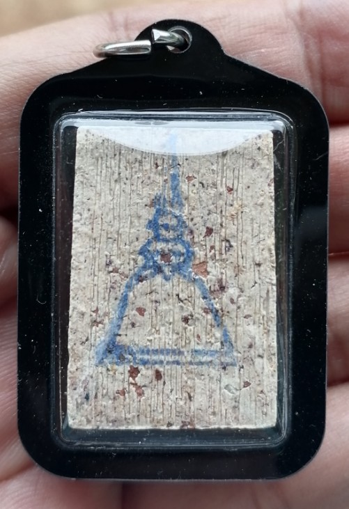 สมเด็จบางขุนพรหม​ พิมพ์สังฆาฎิไม่มีหู​ มวลสารแน่นๆ พร้อมเลี่ยมหนาๆ ปี 2547 เคาะเดียว    