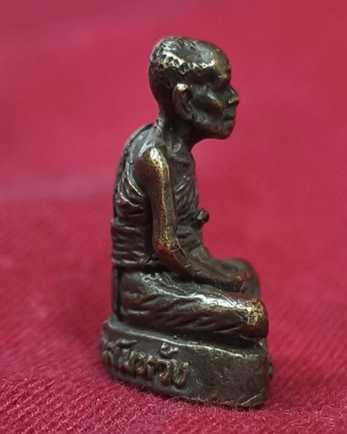 รูปหล่อหลวงปู่ชุ้ย วัดซับตะเคียน จ.เพชรบูรณ์ รุ่นสมหวัง ใต้ฐานตอกโค๊ต ปี54