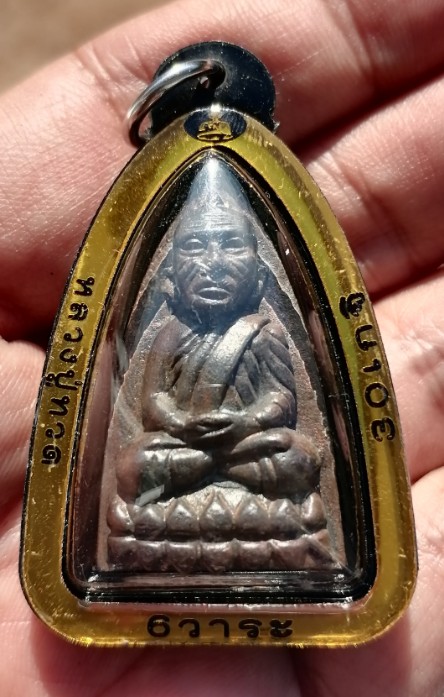 หลวงปู่ทวด​ พิมพ์เตารีด​ ปลุกเสก​ 6​ วาระ​ 30​ เกจิ ตอกหมายเลข​ เลี่ยมกันน้ำ​ ปี​ 2566​ เคาะเดียว   