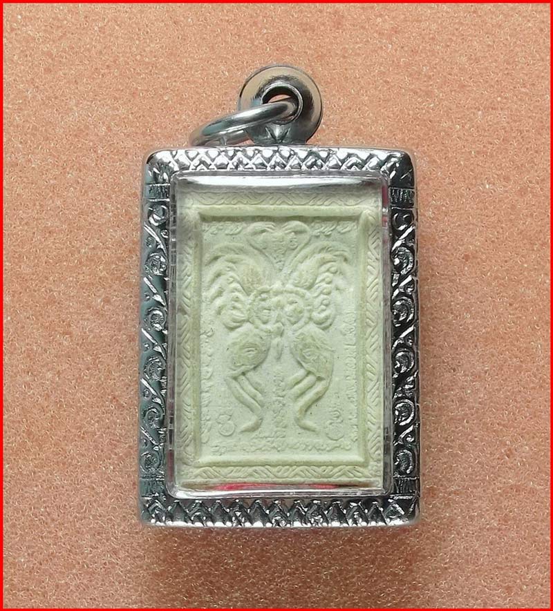 เทพจำแลงภมร หลังสาริกาคู่ ครูบากฤษณะ อินทวัณโณ สำนักสงฆ์เวฬุวัน จ.นครราชสีมา เนื้อผงพุทธคุณ-1