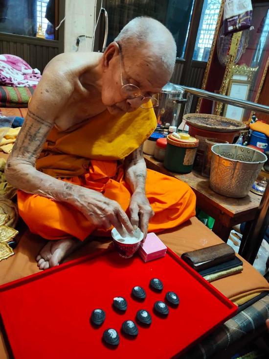 พระปิดตา มหาเศรษฐี ทองกระจาย เสาร์ 5 หลวงพ่อสมบุญ วัดลำพันบอง สุพรรณบุรี ตะกรุดเงิน ฝังข้าวสารหิน หล