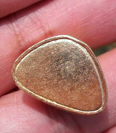 หลวงปู่แฟ้บ สุภัทโท กริ่ง(มีเสียง)รูปหล่อ วัดป่าดงหวาย ต.บ้านม่วง จ.สกลนคร เนื้อกะไหล่ทอง เคาะเดียว