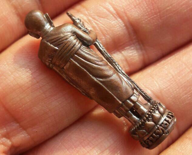 รูปหล่อยืนถือไม้เท้า หลวงปู่หงษ์ พรหมปัญโญ สุสานทุ่งมน จ.สุรินทร์ ปี 2555 เคาะเดียว