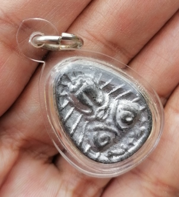 พระปิดตานะหัวเข่าพิมพ์รัศมี เจ้าคุณผล วัดหนัง กรุงเทพ ปี 2509 เนื้อตะกั่ว​ มีจาร เลี่ยมหนาๆ เคาะเดีย