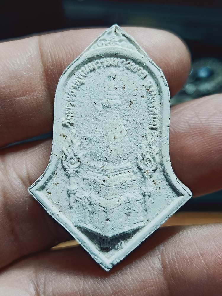 4-352 พระผงท้าวเวสสุวรรณ รุ่นแรก ปลดหนี้ ชนะจน รวยพันล้าน วัดพระธาตุพนม จ.นครพนม 2565 กล่องเดิม