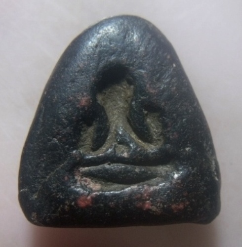 **เบาๆ**พระปิดตาหลังแบบ เนื้อผงคลุกรัก หนึกนุ่ม เก่าๆ ไม่ทราบที่**เนื้อจัด สวยๆ เชิญชมครับ