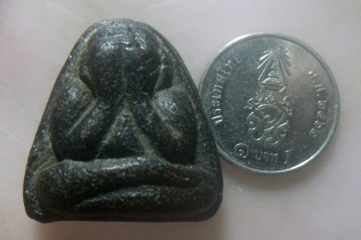 **เบาๆ**พระปิดตาหลังแบบ เนื้อผงคลุกรัก หนึกนุ่ม เก่าๆ ไม่ทราบที่**เนื้อจัด สวยๆ เชิญชมครับ