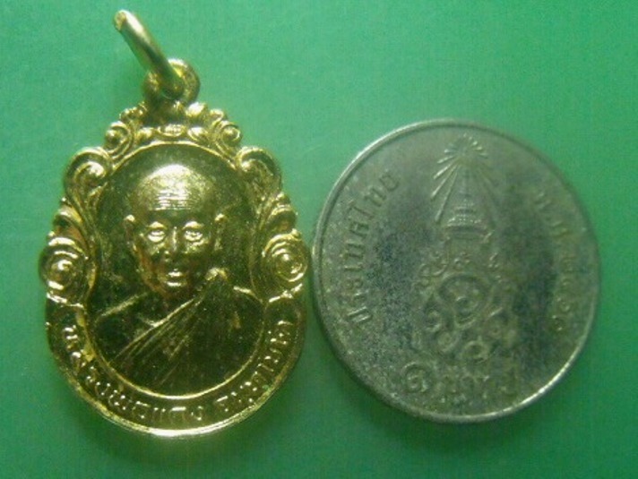 **เบา​ๆ​**เหรียญหลวงพ่อแดง วัดทองดีประชาราม อ.สุไหงโกลก จ.นราธิวาส ปี ๒๕๓๓**กะไหล่ทอง สวยๆ 