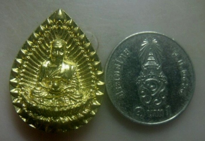 **เบาๆ**เหรียญหล่อพิมพ์หยดน้ำ หลวงปู่ทวด เหยียบน้ำทะเลจืด วัดช้างให้**หลังยันต์ กะไหล่ทอง สวยๆ