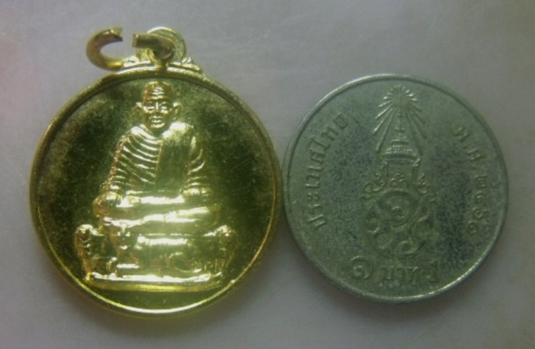 **เบาๆ**เหรียญกลมเล็ก หลวงพ่อไกรนั่งเสือ วัดลำพระยา จ.ยะลา ปี ๒๕๓๑**หลังยันต์ห้า กะไหล่ทอง สวยๆ