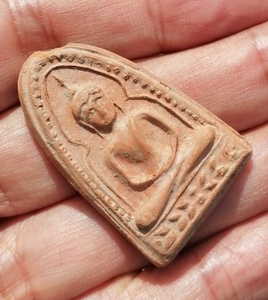 พระซุ้มไข่ปลาฐานบัว​ หลังปลาดุก​ 2​ ตัว หลวงพ่อกวย​ วัดโฆษิตาราม​ เนื้อดิน​ ยุคต้น​ เคาะเดียว    