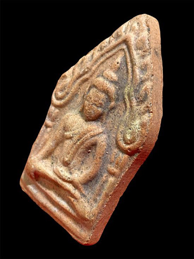 พระขุนแผนหลังกุมารทอง ยันโค้ง พิมพ์ห้าเหลี่ยม สร้างประมาณปี 2515 เนื้อดิน ผสมทรายเสก วัดโฆสิตาราม 