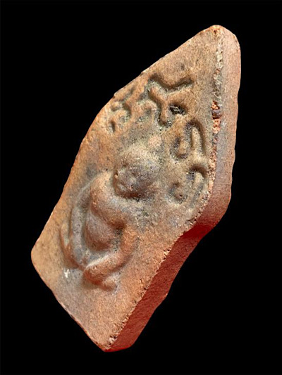 พระขุนแผนหลังกุมารทอง ยันโค้ง พิมพ์ห้าเหลี่ยม สร้างประมาณปี 2515 เนื้อดิน ผสมทรายเสก วัดโฆสิตาราม 