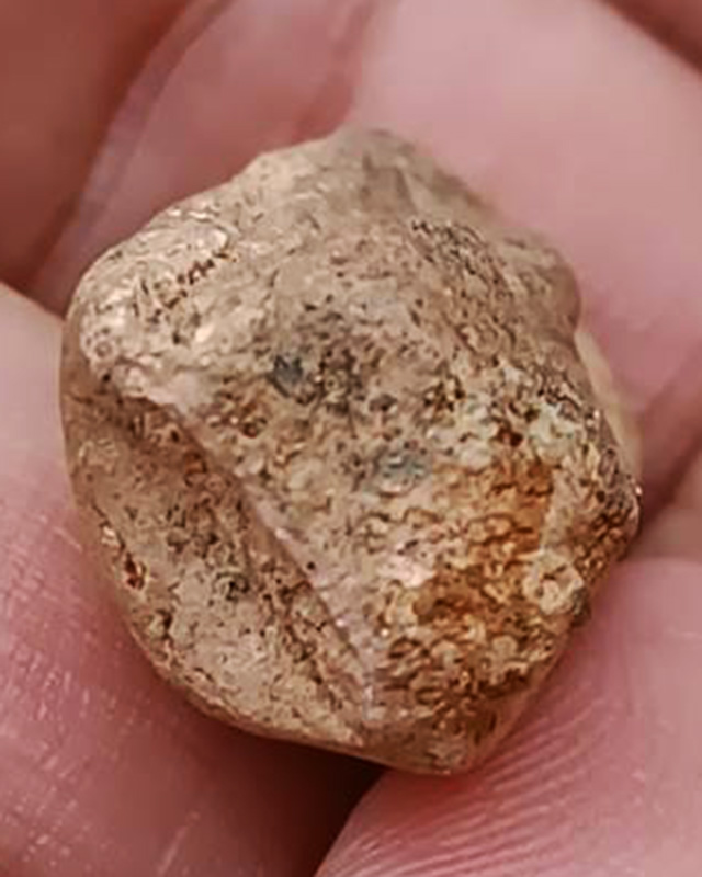 พระเนื้อดิน สูงประมาณ 3 ซ.ม. ไม่ทราบที่ พระบ้านเก่าเก็บ หลายสิบปี