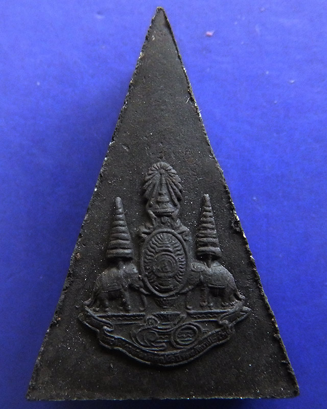 7.พระกำลังแผ่นดิน พิมพ์ใหญ่ มวลสารจิตรลดา (เนื้อดำ) ในหลวงครองราชครบ 50 พรรษา พ.ศ. 2539 พร้อมกล่อง