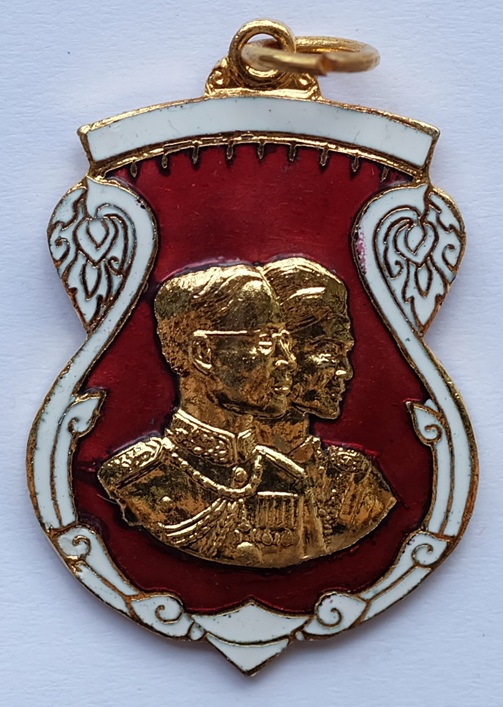 เหรียญในหลวงรัชกาลที่ 9 คู่ พระราชินี หลัง ภปร.  วัดศรีจันทร์ประดิษฐ์ จ.สมุทรปราการ ปี2522