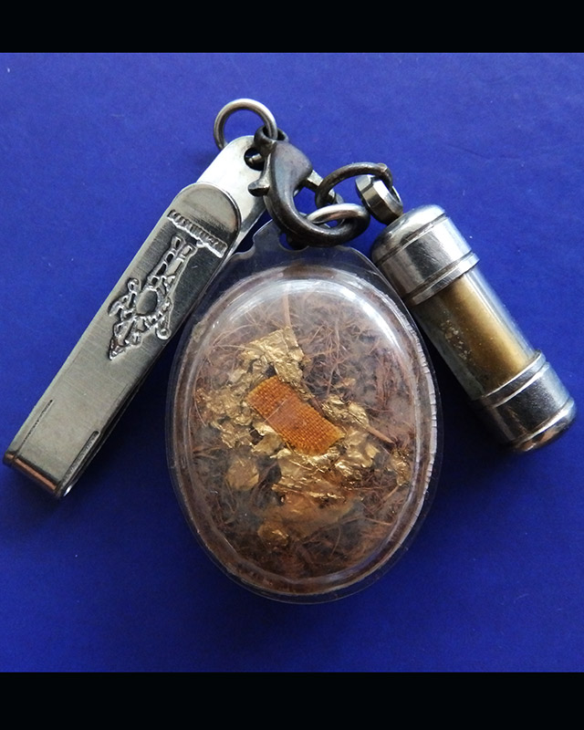 ล็อคเก็ตหลวงปู่ผาด วัดบ้านกรวด จ.บุรีรัมย์ บรรจุ เกศา ชานหมาก จีวร ครบ แถมตะกรุด 1 ดอก พร้อมแหนบก้าม