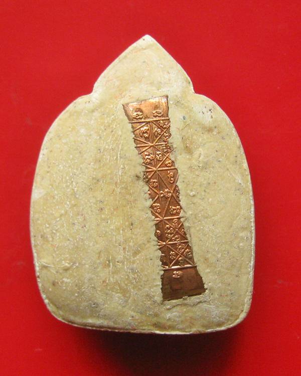 ปิดตาผงมหาจักรพรรดิ์ พิมพ์บัวฟันปลา หลังตะกรุดจักรพรรดิ์ ปี 42 ร่วมสร้างอุโบสถ วัดซับลำไย หลวงปู่หมุ