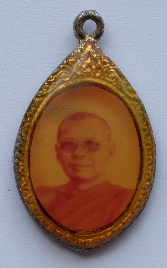 ล็อกเก็ตรูปเคลือบหลวงพ่อฤาษีลิงดำ หลีงยันต์เกราะเพชร วัดท่าซุง จ.อุทัยธานี ปี 2528 