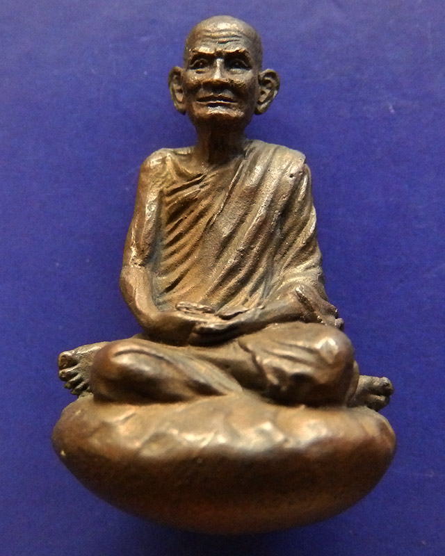 รูปหล่อเบ้าทุบรุ่นแรก หลวงปู่นาม วัดน้อยชมภู่ จ.สุพรรณฯ เนื้อสัตตโลหะ กล่องเดิม