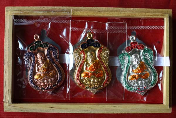 เหรียญเสมา กล่องของขวัญ รุ่นเททอง พ่อท่านพรหม วัด พลานุภาพ กล่องไม้หรูๆเดิมๆครับ 