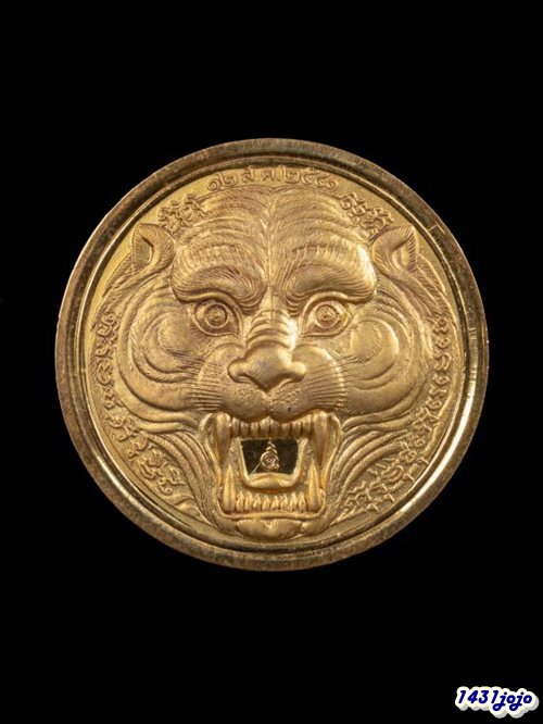 เหรียญรูปเหมือนหลังหัวเสือ หลวงพ่อเปิ่น วันเกิด ปี 2541 ชุบทองปัดเงาพ่นทราย กล่องวัดเดิมๆครับ