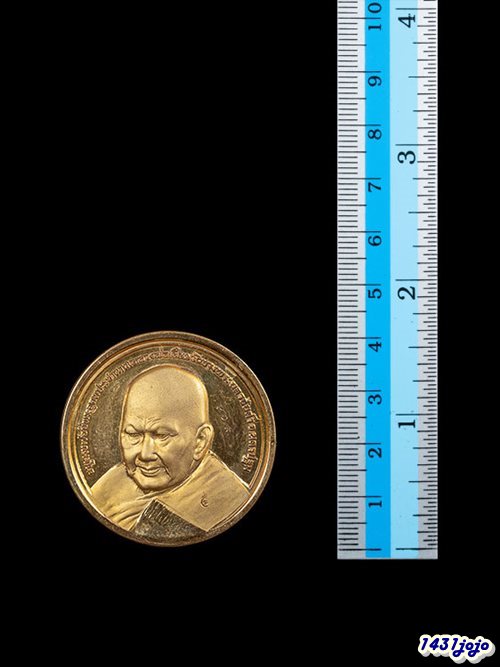 เหรียญรูปเหมือนหลังหัวเสือ หลวงพ่อเปิ่น วันเกิด ปี 2541 ชุบทองปัดเงาพ่นทราย กล่องวัดเดิมๆครับ