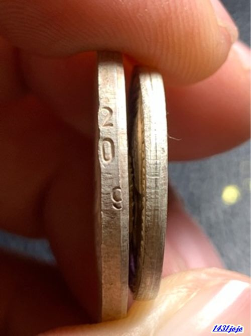 	เหรียญ ร.๕ ทรงยินดี เนื้อเงินลงยาสีน้ำเงิน พิมพ์เล็ก หลวงพ่อแพ วัดพิกุลทอง ปี 2536 จ.สิงห์บุรี