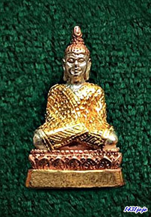 พระแก้วมรกต วัดพระศรีรัตนศาสดาราม ปี 2538 เนื้อเงิน 3 เค พร้อมกล่องเดิมๆครับ