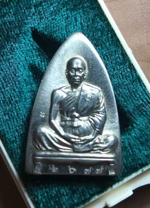 เหรียญเตารีดพิมพ์ใหญ่หลวงพ่อคูณ วัดบ้านไร่  รุ่นพุทธคูณสยาม เนื้ออัลปาก้า  ปี2554 กล่องวัดเดิมๆครับ