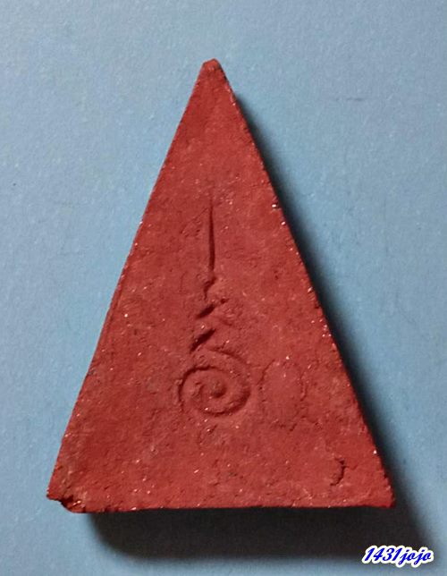 พระผงพิมพ์นางพญา หลังยันต์อุ เนื้อแดง หลวงปู่เหมือน วัดกำแพง จ.ชลบุรี ปี2522